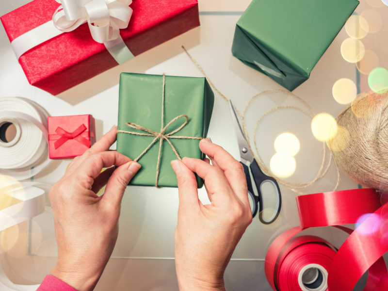 Jak zapakować prezent w estetyczny sposób? Pomysły na pakowanie prezentów