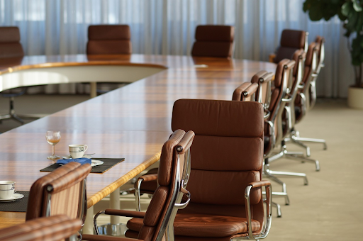 Krzesła ISO z pulpitem — idealne na salę wykładową i konferencyjną